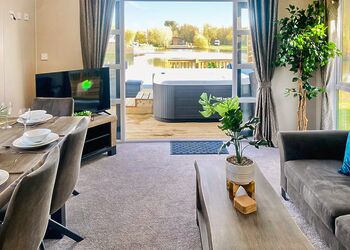 Whimbrel Lakeside Lodge - Noahs Retreat, Laceby