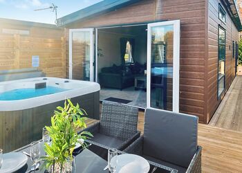 Whimbrel Lakeside Lodge - Noahs Retreat, Laceby