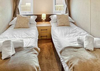 Whimbrel Lakeside Lodge - Noahs Retreat, Laceby