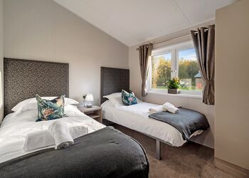 Falcon - Noahs Retreat, Laceby