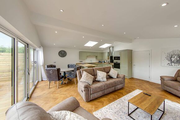 Bullfinch Lodge - Noahs Retreat, Laceby