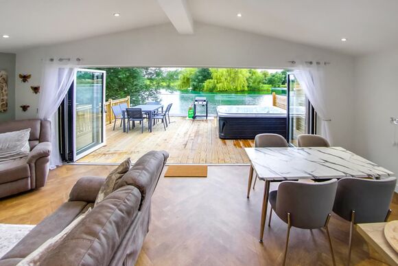 Bullfinch Lodge - Noahs Retreat, Laceby