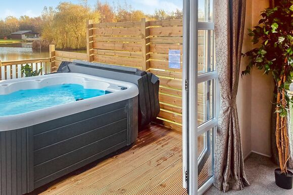 Whimbrel Lakeside Lodge - Noahs Retreat, Laceby