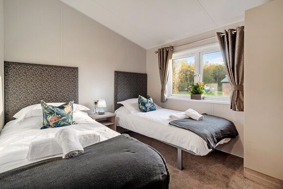 Falcon - Noahs Retreat, Laceby