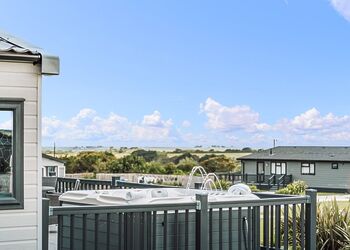 6 Berth Luxury Caravan 3 Bed with Hot Tub - Newperran Holiday Resort, Newquay