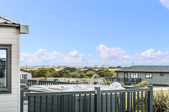 6 Berth Luxury Caravan 3 Bed with Hot Tub - Newperran Holiday Resort, Newquay