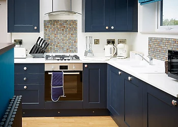 Well-equipped fitted kitchen 