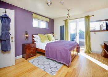 Relaxing en-suite double bedroom 