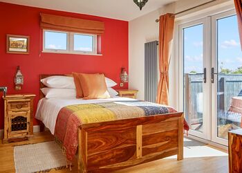 Relaxing en-suite double bedroom 