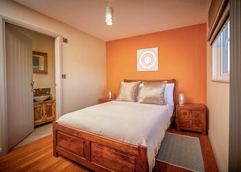 Peaceful en-suite double bedroom 