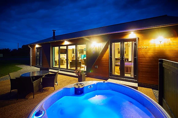 Luxurious private hot tub 