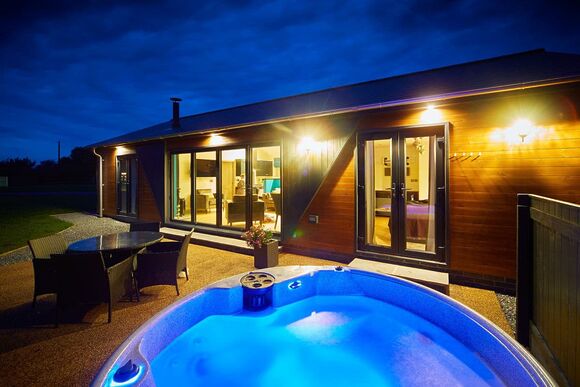 Luxurious private hot tub 
