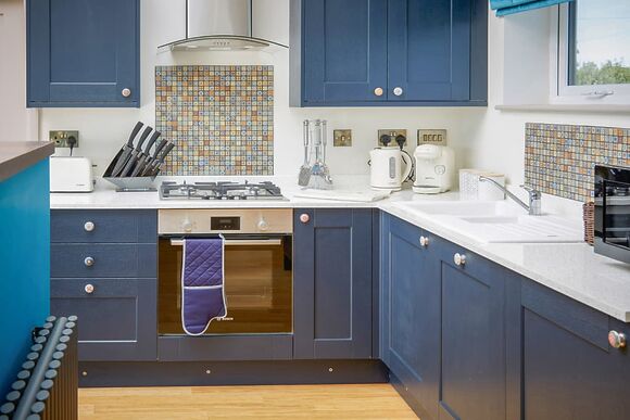 Well-equipped fitted kitchen 