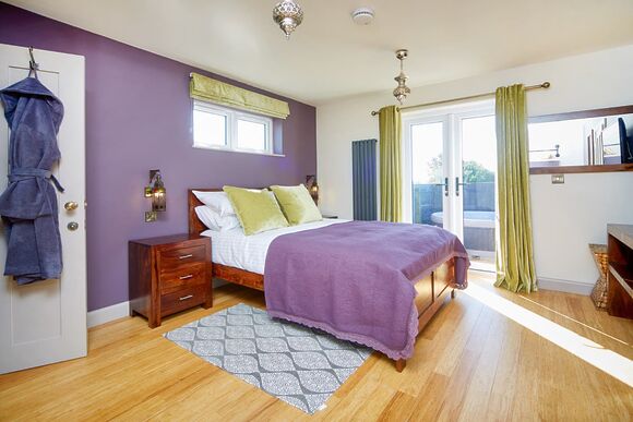 Relaxing en-suite double bedroom 