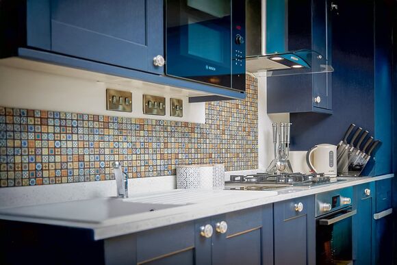 Well-equipped fitted kitchen 