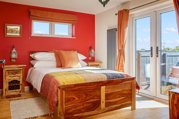 Relaxing en-suite double bedroom 