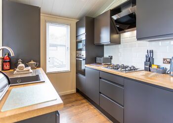 Oban Hot Tub Lodge 2 - Oban Holiday Park, Oban