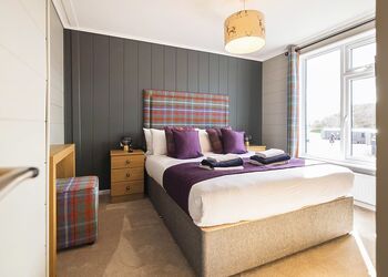 Waterfront Foresters Hot Tub Lodge - Oban Holiday Park, Oban