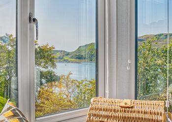 Waterfront Aurora Hot Tub Lodge - Oban Holiday Park, Oban