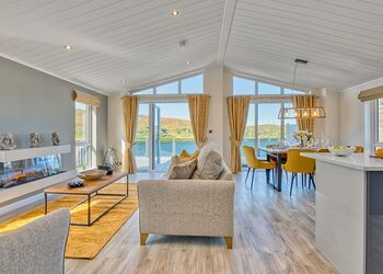 Waterfront Tamarack Hot Tub Lodge - Oban Holiday Park, Oban