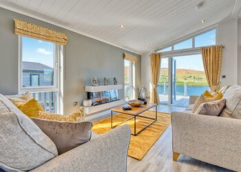 Waterfront Tamarack Hot Tub Lodge - Oban Holiday Park, Oban