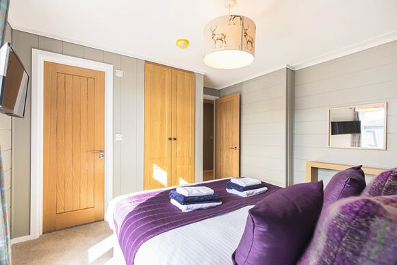 Waterfront Foresters Hot Tub Lodge - Oban Holiday Park, Oban