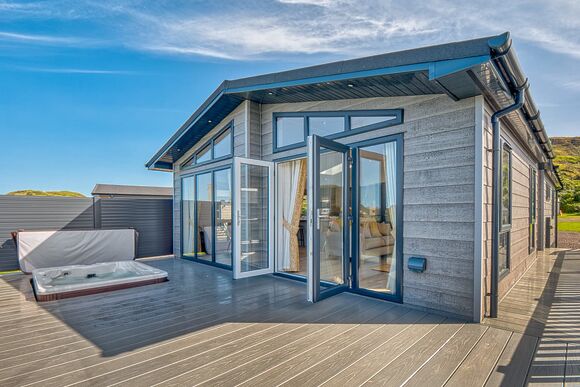 Waterfront Tamarack Hot Tub Lodge - Oban Holiday Park, Oban