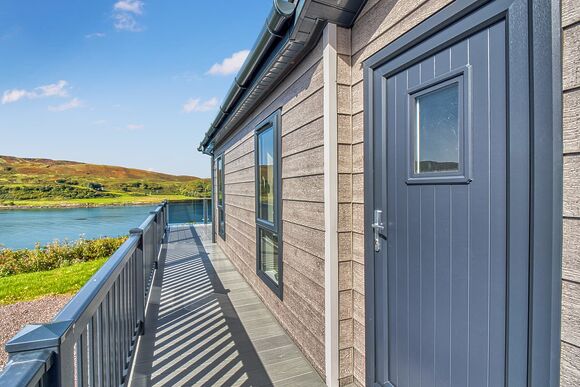 Waterfront Tamarack Hot Tub Lodge - Oban Holiday Park, Oban