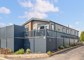 Nevis Hot Tub Family Lodge 2 - Ben Nevis Holiday Park, Camaghael, Fort William