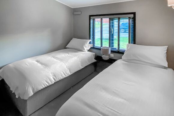 Penrhyn Spa (Pet) - Ogwen Bank Caravan & Lodge Park, Snowdonia