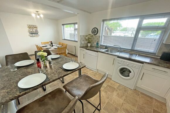 Orchards House - Orchards Holiday Park, Newbridge, Nr Yarmouth