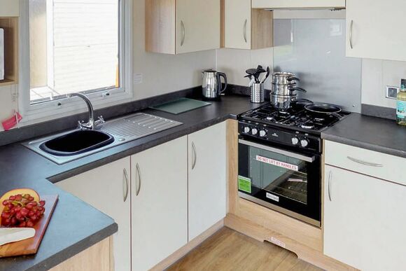 Gold  3 Pet Friendly Caravan with DeckingLP - St Osyth and Martello Beach, St Osyth, Clacton-on-Sea