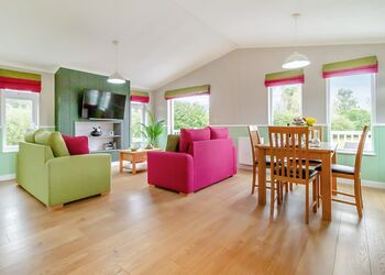 Mead Two - Otters Mead Boutique Lodges, Beetley, Dereham