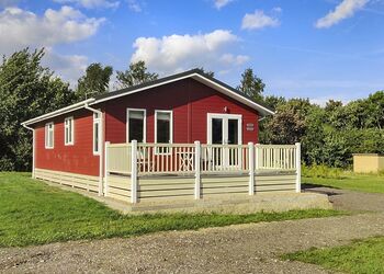 Mead Two - Otters Mead Boutique Lodges, Beetley, Dereham