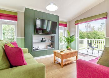 Mead Two - Otters Mead Boutique Lodges, Beetley, Dereham