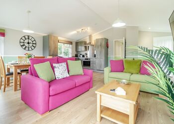 Mead Two - Otters Mead Boutique Lodges, Beetley, Dereham