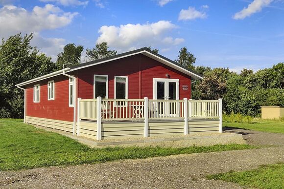 Mead Two - Otters Mead Boutique Lodges, Beetley, Dereham