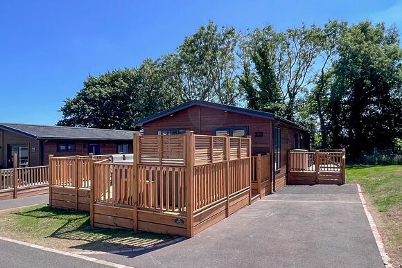 Comfort Plus Lodge 6 Hot Tub - Devon Hills Holiday Park, Paignton