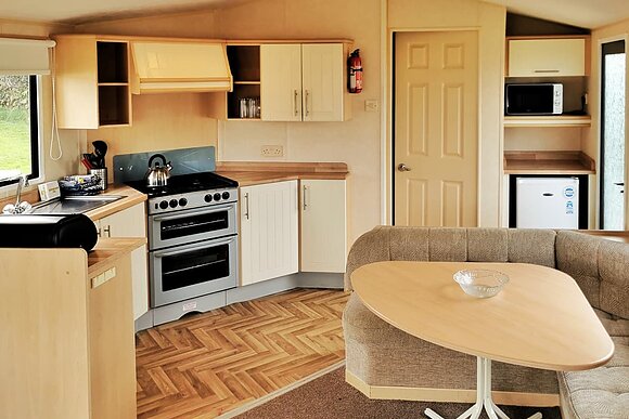 Silver Plus 3 Dogs Allowed Sleeps 6 - Parc Farm Holiday Park, Mold