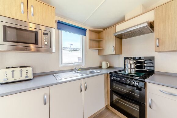 Gold Caravan with parking & decking - Barmston Beach, Nr Bridlington, East Yorkshire