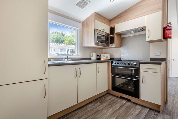 Gold Caravan, parking, ensuite, decking & SV - Barmston Beach, Nr Bridlington, East Yorkshire