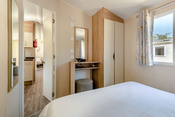 Gold Caravan, parking, ensuite, decking & SV - Barmston Beach, Nr Bridlington, East Yorkshire