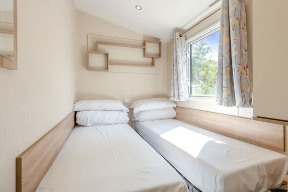 Gold Caravan, parking, ensuite, decking & SV - Barmston Beach, Nr Bridlington, East Yorkshire
