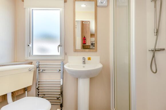 Gold Caravan, parking, ensuite, decking & SV - Barmston Beach, Nr Bridlington, East Yorkshire