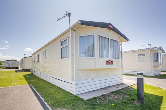 Gold Premium Caravan, parking, ensuite & decking - Barmston Beach, Nr Bridlington, East Yorkshire