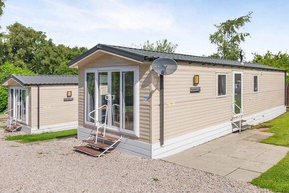 Silver Caravan with parking, ensuite & sea view - Barmston Beach, Nr Bridlington, East Yorkshire