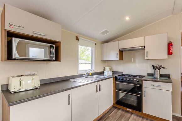 Silver Caravan with parking, ensuite & sea view - Barmston Beach, Nr Bridlington, East Yorkshire