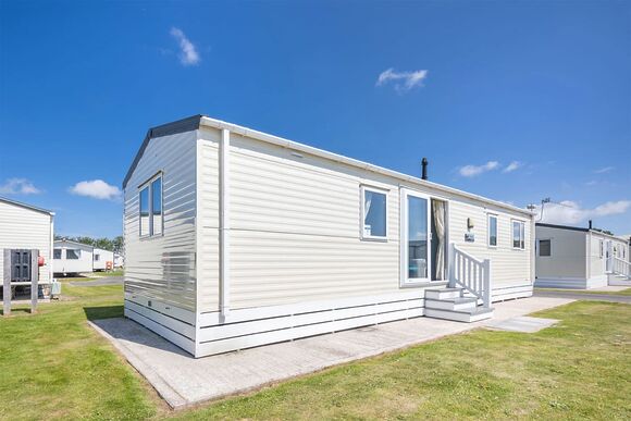 Silver Caravan with parking & decking, Silver Caravan with parking & decking P - Barmston Beach, Nr Bridlington, East Yorkshire