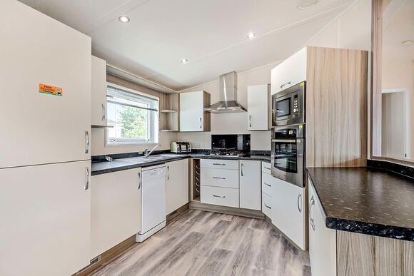 Deluxe 2 Bedroom Lodge, Sleeps 4. Parking, ensuite, deck and sea view - Brynowen, Aberystwyth, Cardiganshire