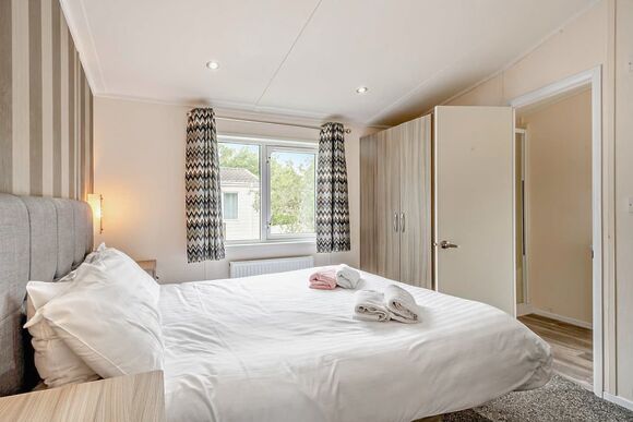 Deluxe 2 Bedroom Lodge, Sleeps 4. Parking, ensuite, deck and sea view - Brynowen, Aberystwyth, Cardiganshire
